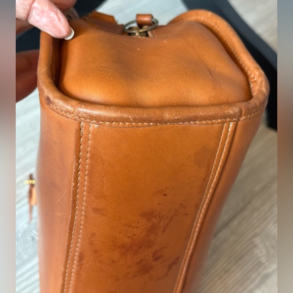 Vintage Chadwick Bowler Bag 012-3445 in British tan. Crossbody/dual short handle - Picture 8 of 16